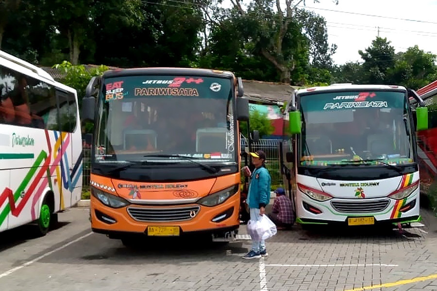 2 Unit Medium Bus Ngacir ke D'Castello Ciater