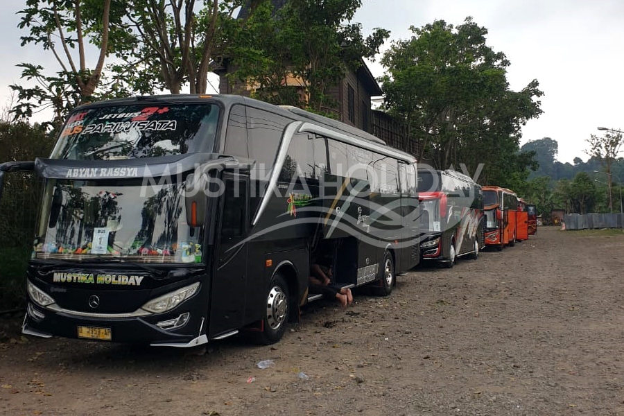 Big Bus dan Medium Bus Pariwisata Jakarta Menuju Floating Market Bandung