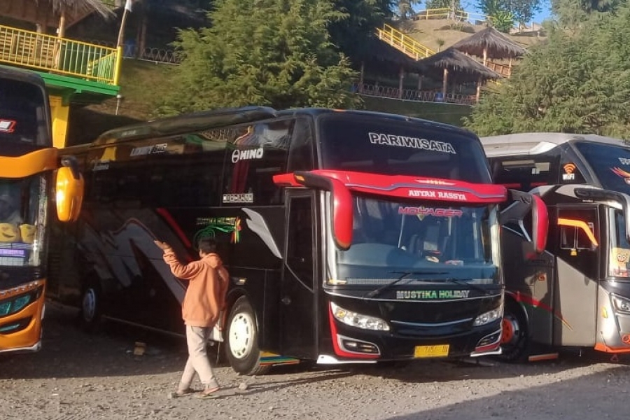 Big Bus Pariwisata tujuan Darajat Pass Garut Jawa Barat