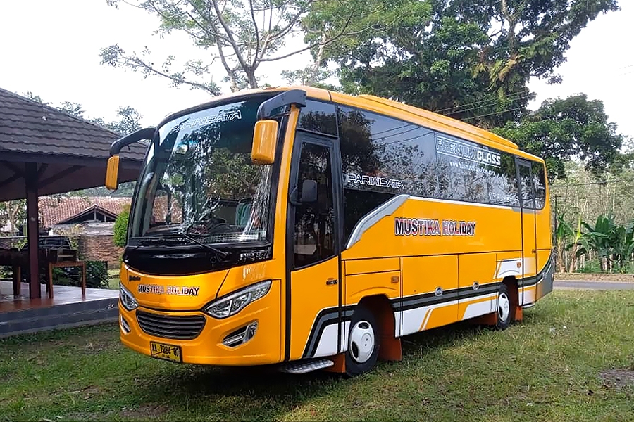 Bus Medium Orange Wisata ke Pelabuhan Ratu