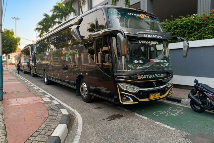 Eksplorasi Megapolitan Skala Masif: Sewa 3 Unit Big Bus Mustika Holiday untuk City Tour Jakarta
