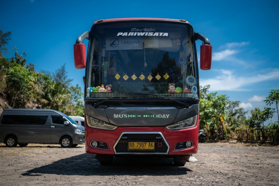 Escape Sejuk Anti-Ribet: Sewa Medium Bus Mustika Holiday ke Kuningan Jawa Barat
