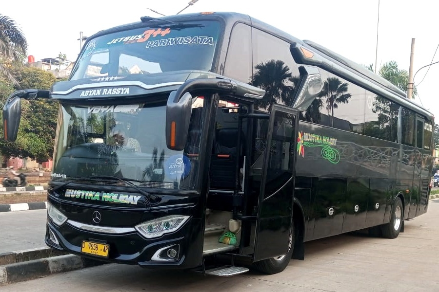 Ibu-ibu Komplek Bawa Medium Bus ke Resto Teras Gadog