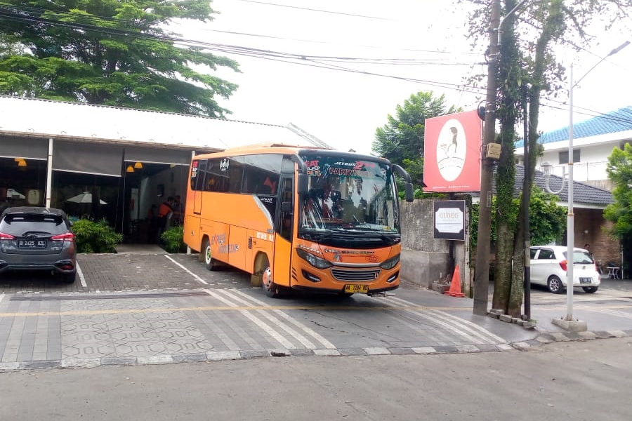 Kota Bogor dan Medium Bus Orange Mustika Holiday