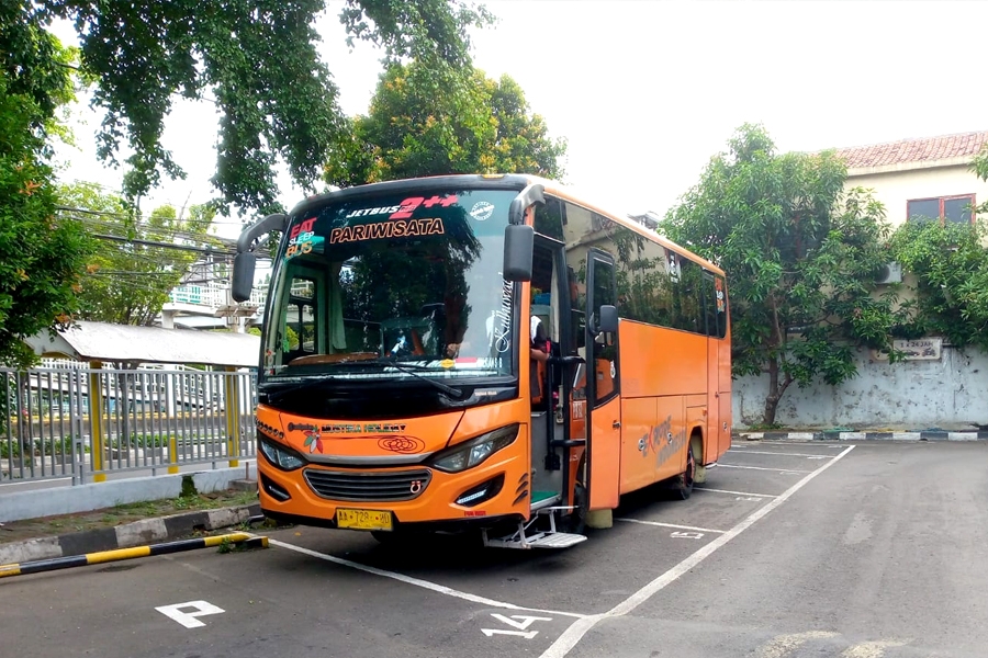 Medium Bus 31 Seats bersama Astra International Tbk