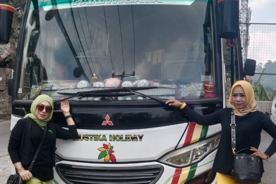 Medium Bus Mengantar Rombongan Ibu Laila Healing di Puncak Pass