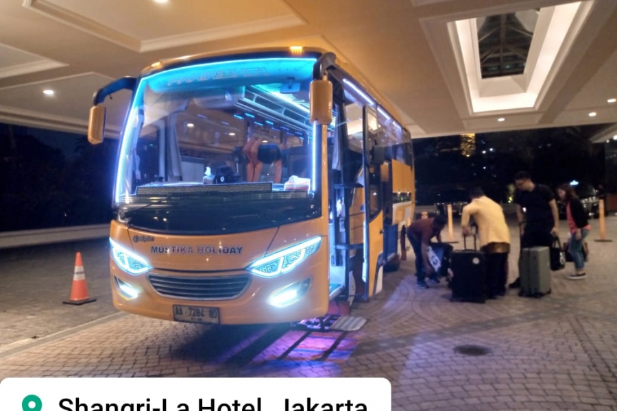 Medium Bus Menjemput Rombongan dari Thailand ke Hotel Shangri-La