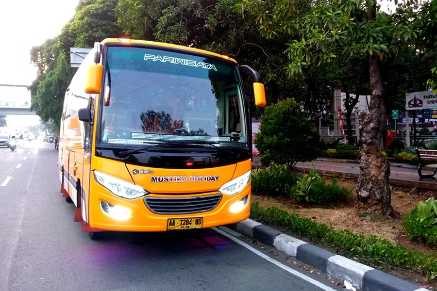 Medium Bus Mustika Holiday Membawa Rombongan Mahasiswa Trisakti 
