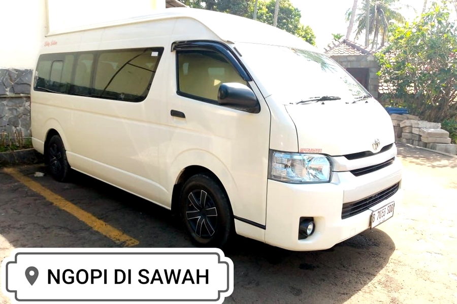 Ngopi Di Sawah, dengan Toyota Hiace yang Mempesona