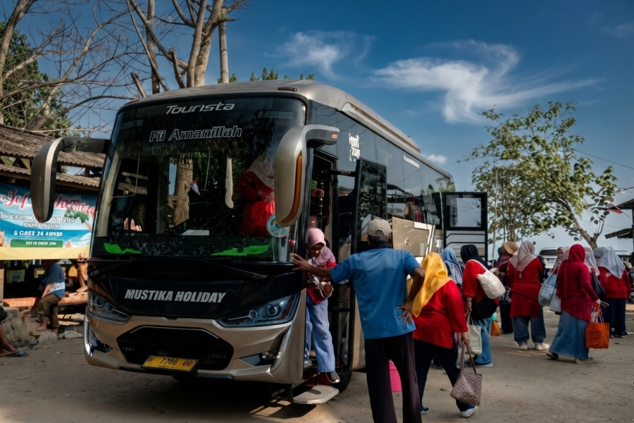 Pantai Day-Trip Anti-Ribet: Sewa Medium Bus Mustika Holiday ke Pantai Pasir Putih Anyer