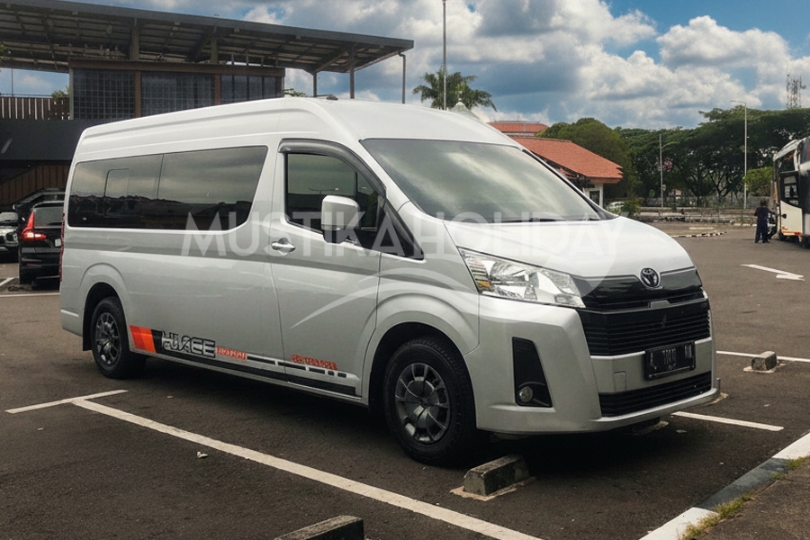 Sambutan Hangat di Bandara Soetta: Hiace Premio Mustika Holiday, Kunci Wisata Private Sempurna ke Bandung