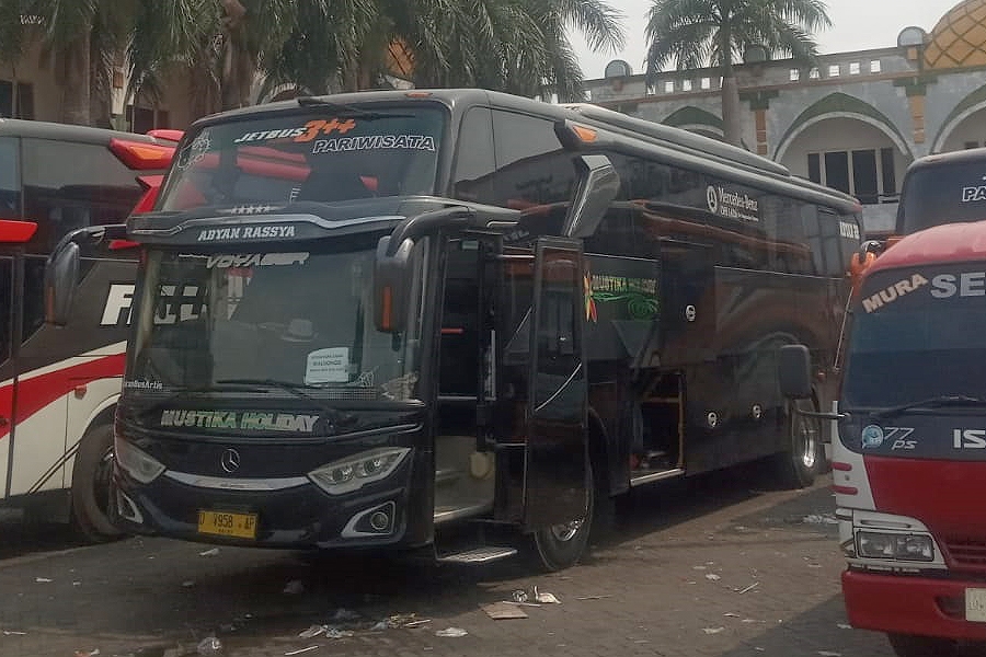 Sewa Big Bus 30 Seats Legrest + Toilet + Smoking Area Untuk Ziarah