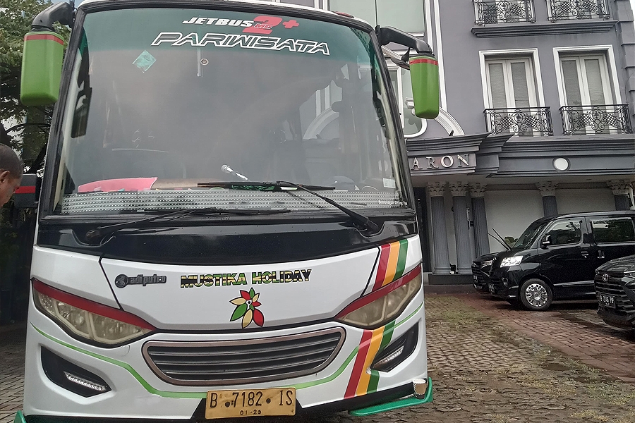 Sewa Bus Medium Jakarta di Sewa LBH Mawar Saron