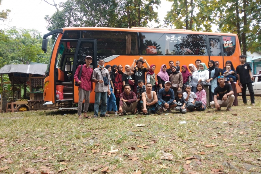 Sewa Bus Medium tujuan Pelabuhan Ratu