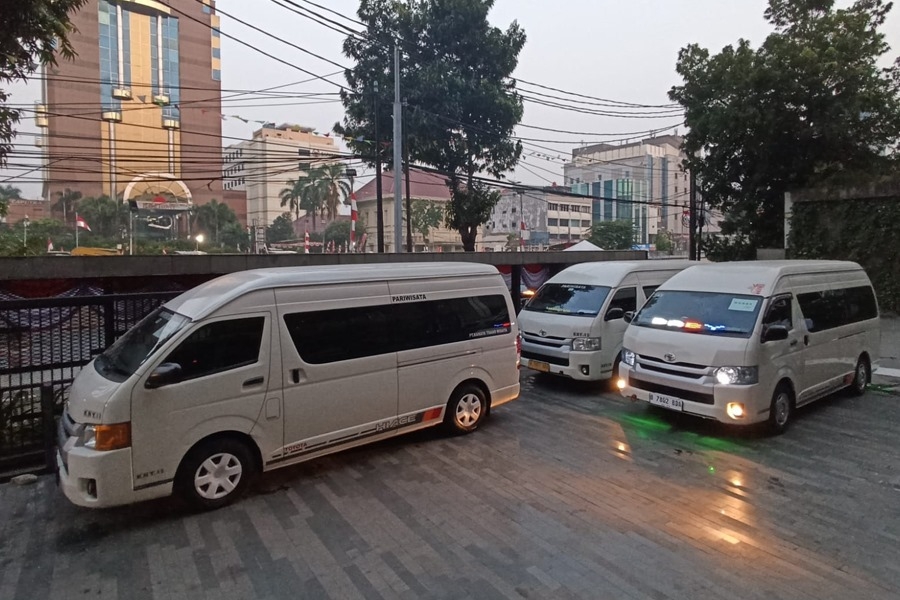 Tiga Mobil Toyota HiAce Membawa Paskibraka ke Istana Negara