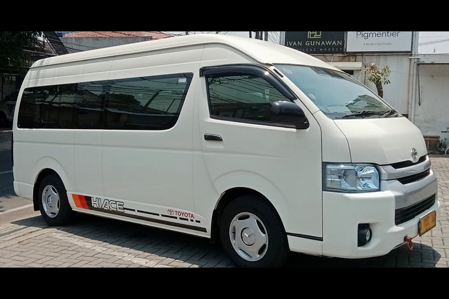 Toyota HiAce disewa Dealer Triumph Jakarta Selatan