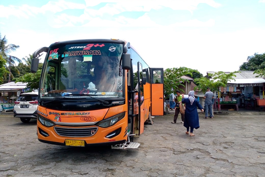 Wisata Linggarjati dengan Medium Bus Orange